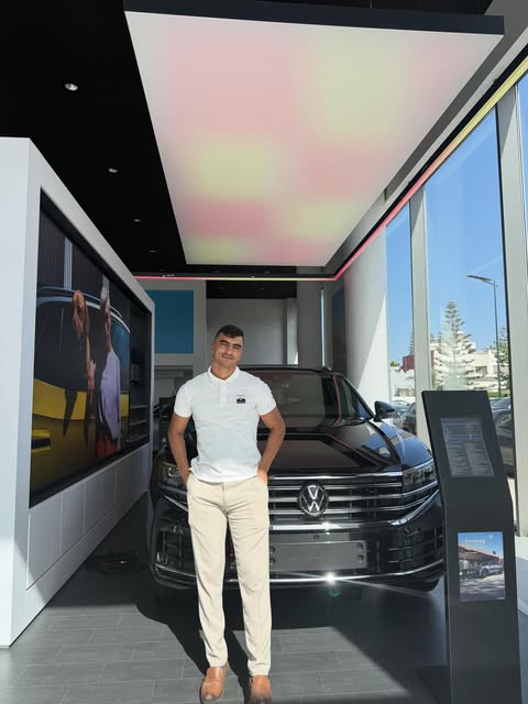 Anas Karmoun dans le showroom Volkswagen Delta Motors de Kénitra