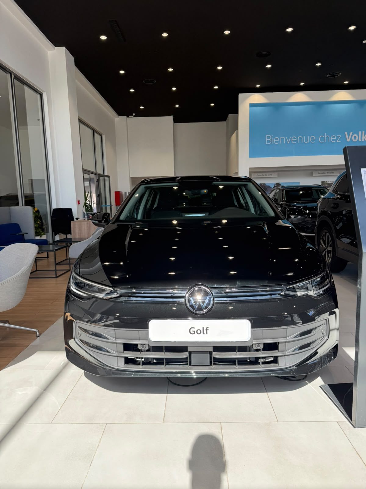 Volkswagen Golf noire exposée au showroom Delta Motors de Kénitra