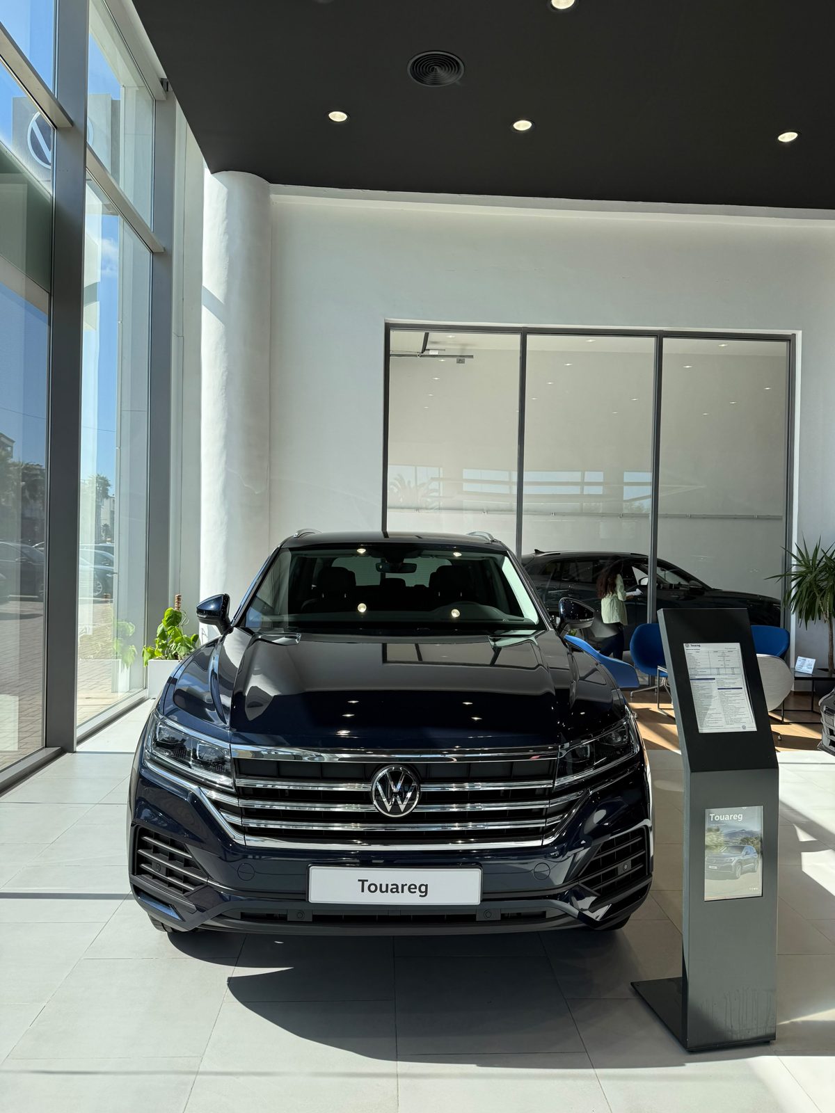Volkswagen Touareg noir exposé au showroom Delta Motors de Kénitra