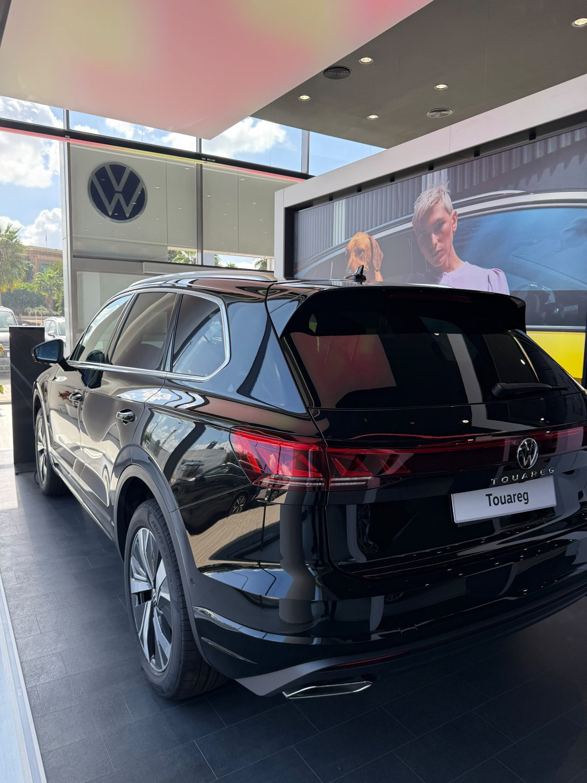 Volkswagen Touareg noir, vue arrière trois-quarts