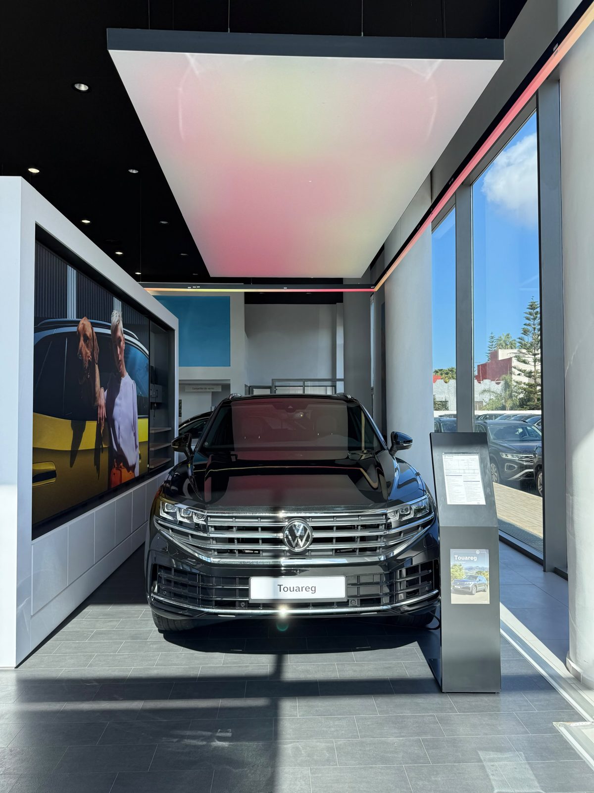 Volkswagen Touareg noir dans l'espace d'exposition du showroom de Kénitra