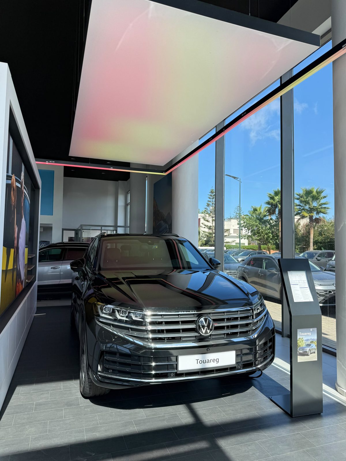 Volkswagen Touareg noir, vue avant